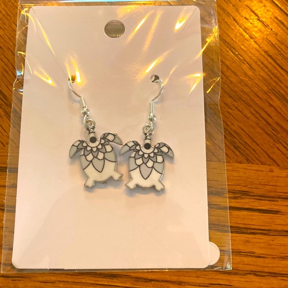 8.   “Turtle” earrings. - Picture 1 of 3